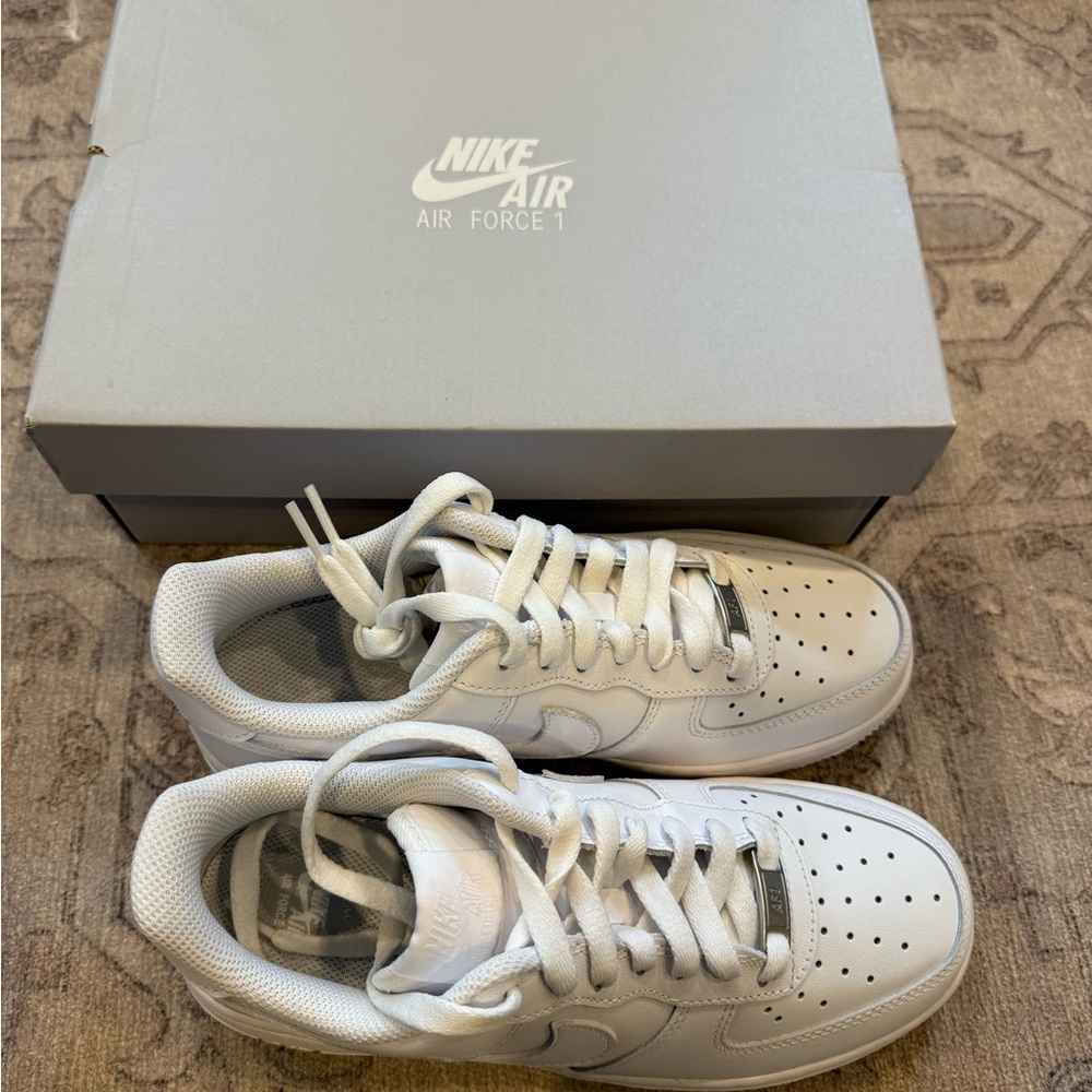 NiKE women’s Air Forced 1 ‘07 Sz 7.5 white - Picture 4 of 5